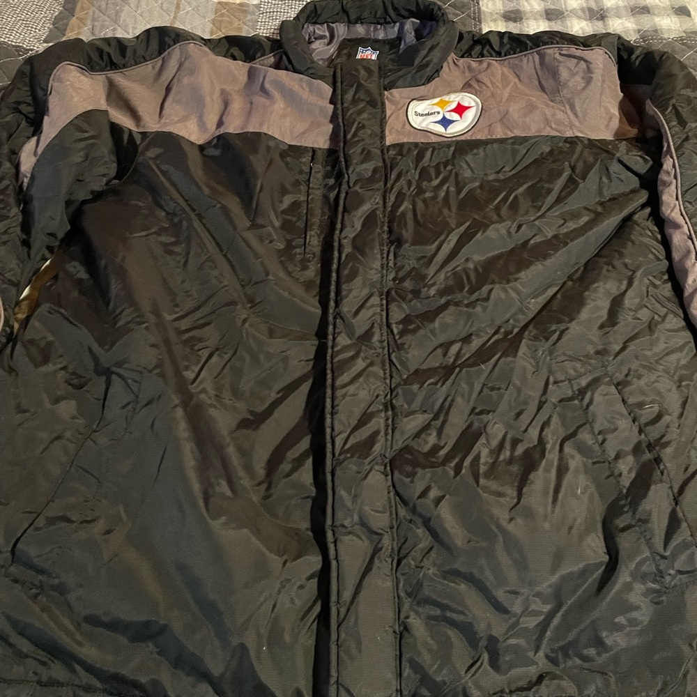 Pittsburgh Steelers zip up warm jacket. Great pre owned condition. Mens size XL